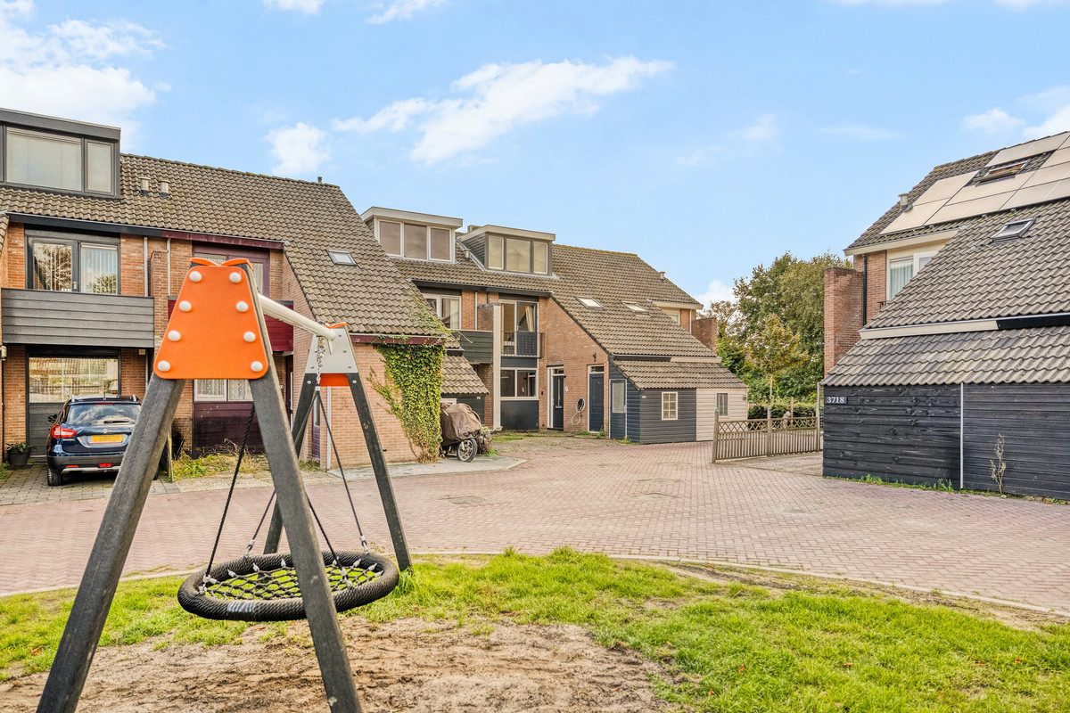Tussenwoning te koop: Kruiszwin 3715, Julianadorp