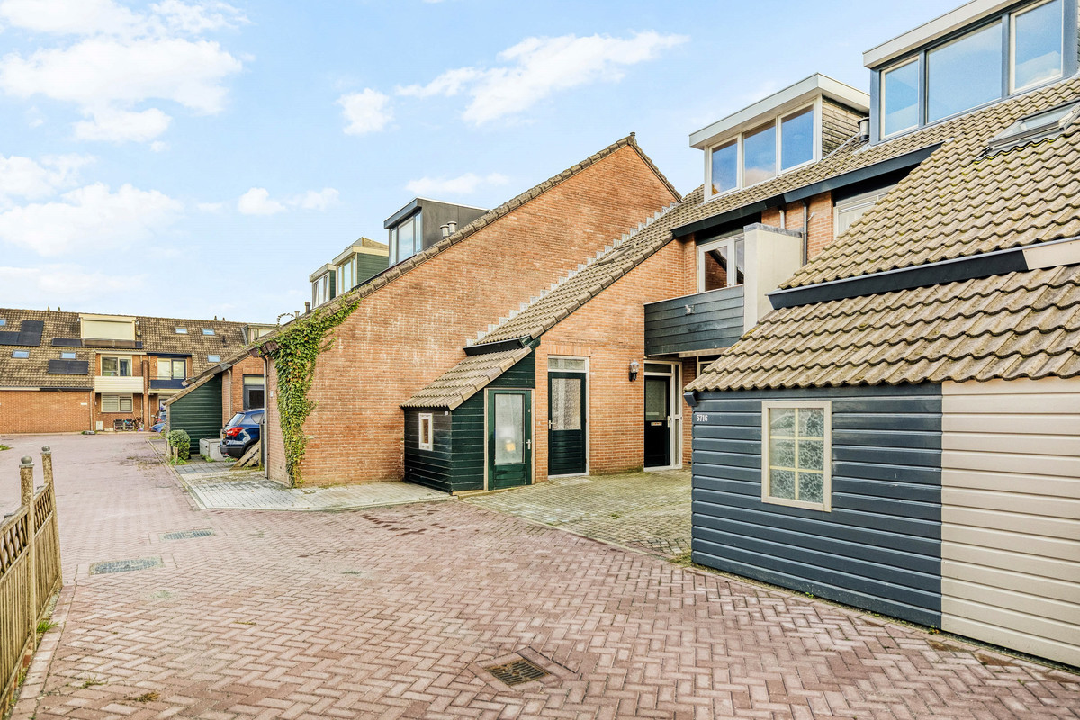 Tussenwoning te koop: Kruiszwin 3715, Julianadorp