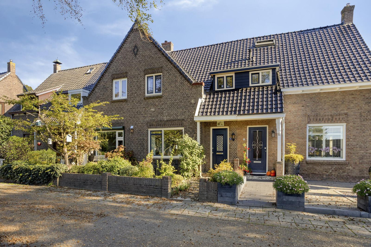 Tussenwoning te koop: Loolaan 8, Halsteren