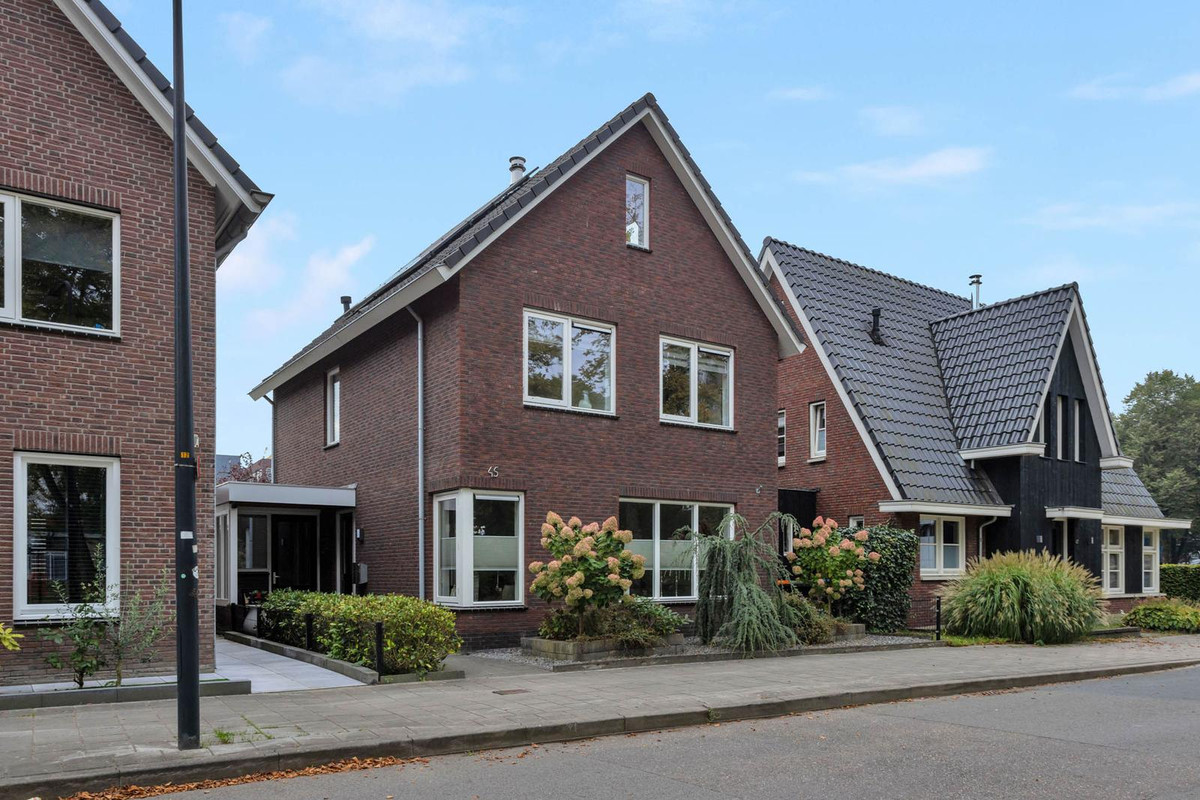 Vrijstaande woning te koop: Dr. Van Damstraat 45, Enschede