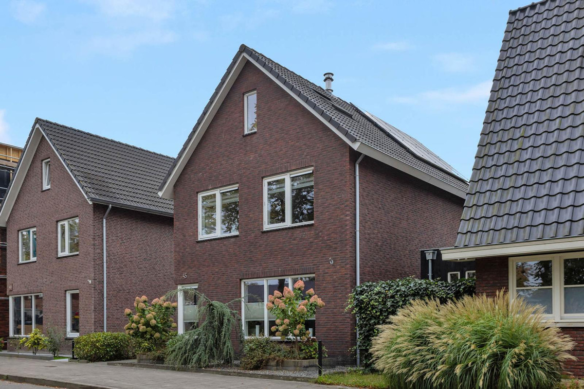 Vrijstaande woning te koop: Dr. Van Damstraat 45, Enschede