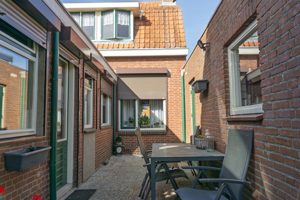 Twee-onder-één-kap te koop: Nicolaas Beetsstraat 10A, Bergen Op Zoom