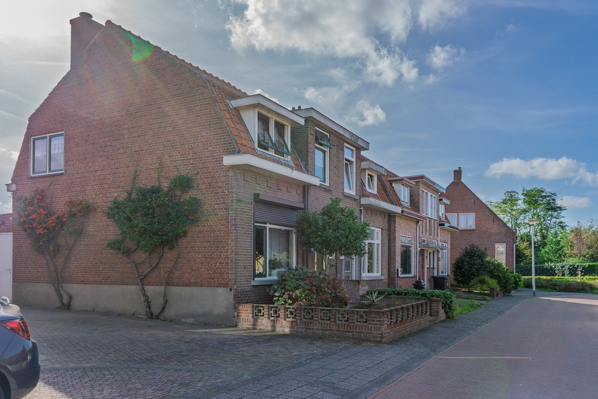 Twee-onder-één-kap te koop: Nicolaas Beetsstraat 10A, Bergen Op Zoom