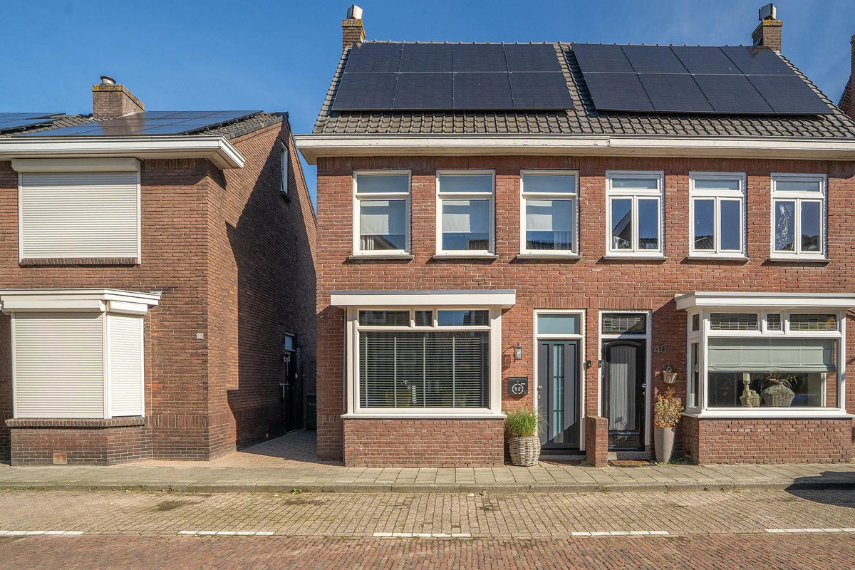 Twee-onder-één-kap te koop: Irisstraat 42, Enschede