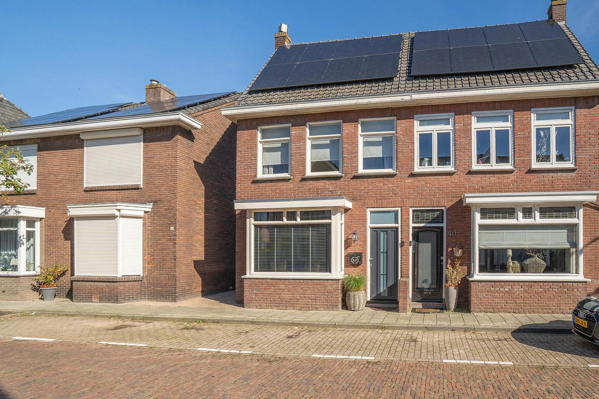 Twee-onder-één-kap te koop: Irisstraat 42, Enschede