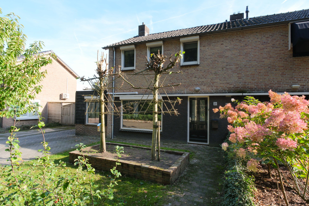 Twee-onder-één-kap te koop: Jan Wiegerslaan 20, Almelo