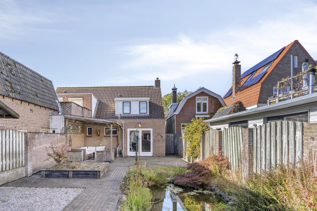Twee-onder-één-kap te koop: Besoyensestraat 25, Waalwijk