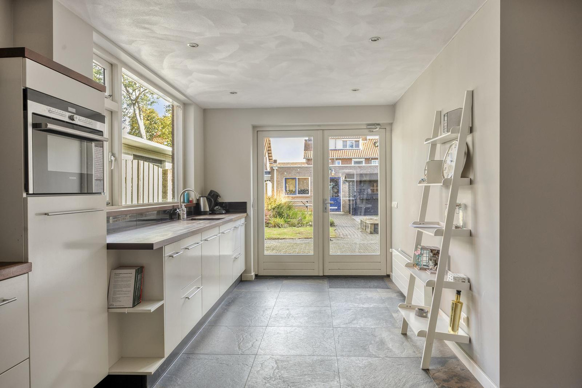 Twee-onder-één-kap te koop: Besoyensestraat 25, Waalwijk