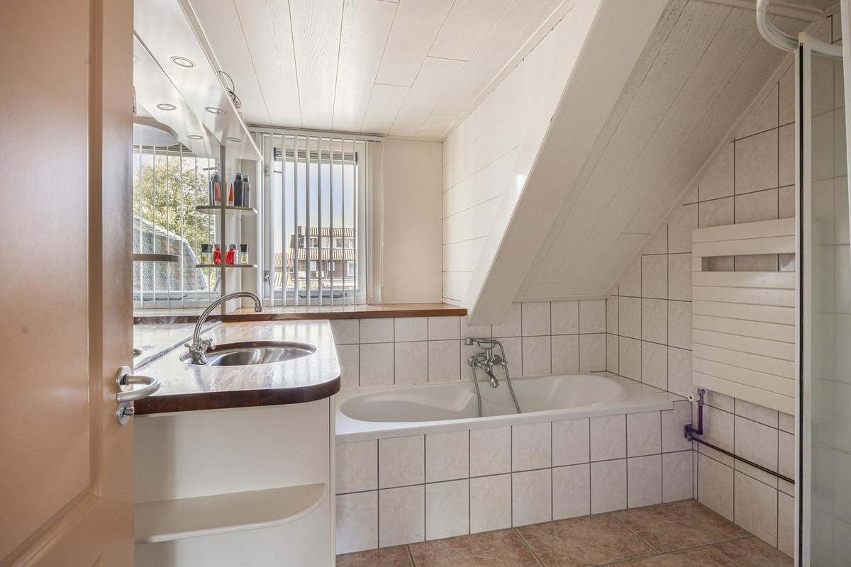 Twee-onder-één-kap te koop: Besoyensestraat 25, Waalwijk