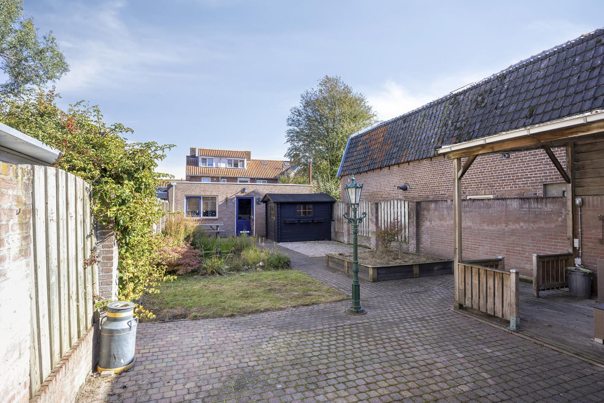 Twee-onder-één-kap te koop: Besoyensestraat 25, Waalwijk