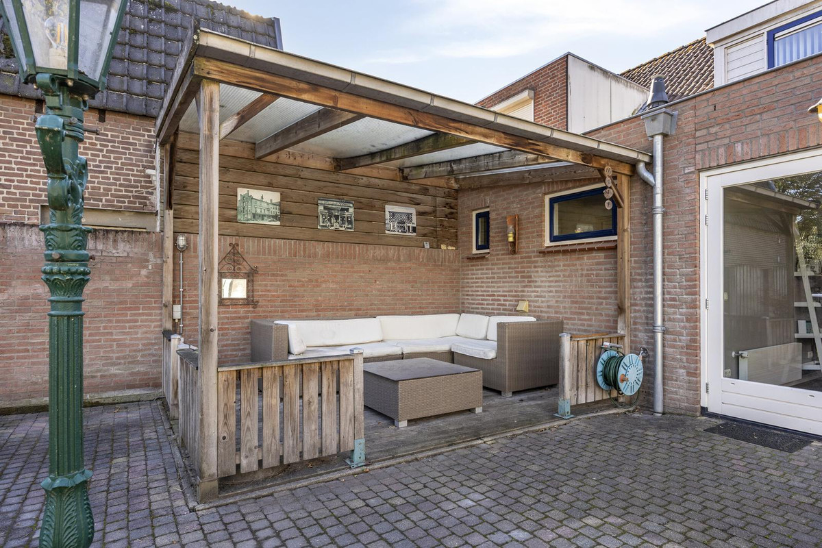 Twee-onder-één-kap te koop: Besoyensestraat 25, Waalwijk