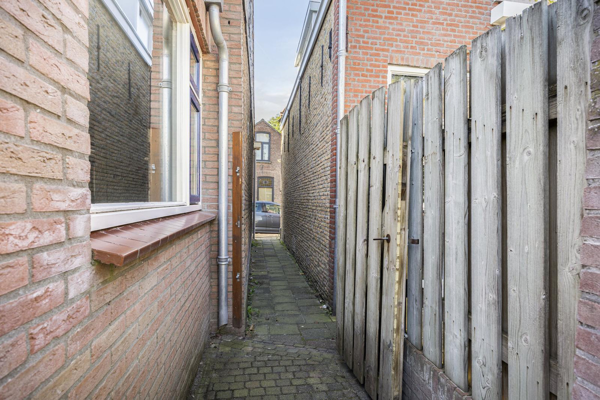 Twee-onder-één-kap te koop: Besoyensestraat 25, Waalwijk