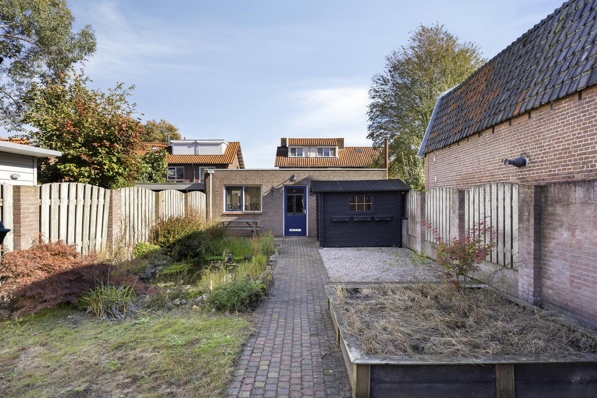 Twee-onder-één-kap te koop: Besoyensestraat 25, Waalwijk