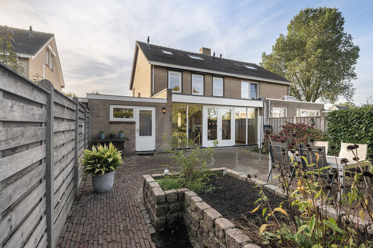 Tussenwoning te koop: Burgemeester van Berchemstraat 3, Tholen