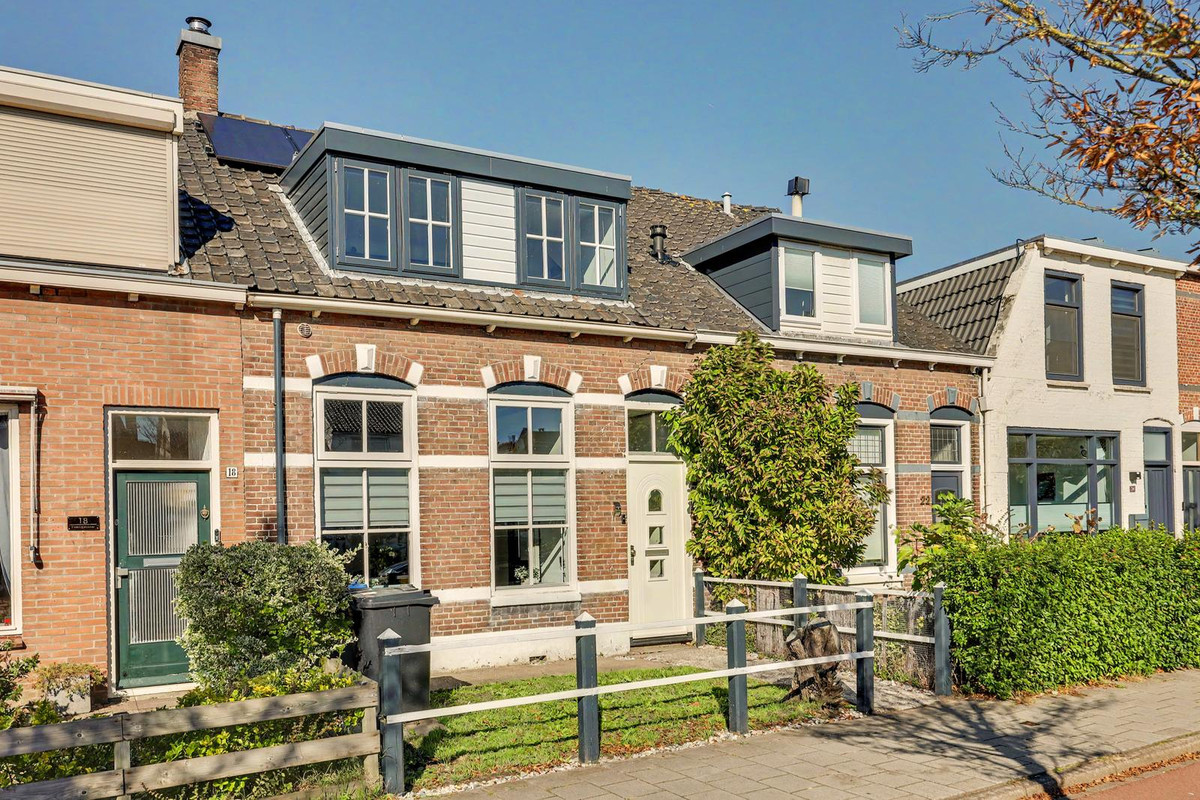 Tussenwoning te koop: M.A.de Ruijterlaan 20, Goes