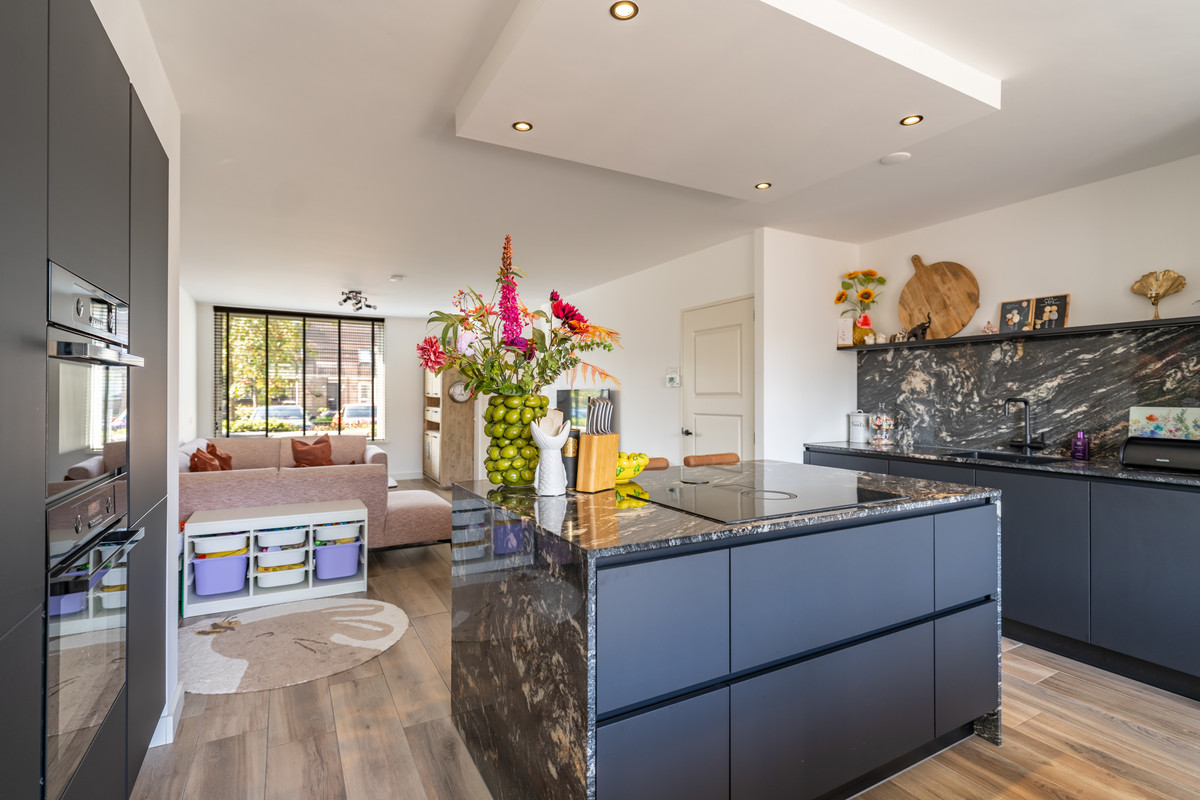 Tussenwoning te koop: Wilgenhof 3, Zoeterwoude