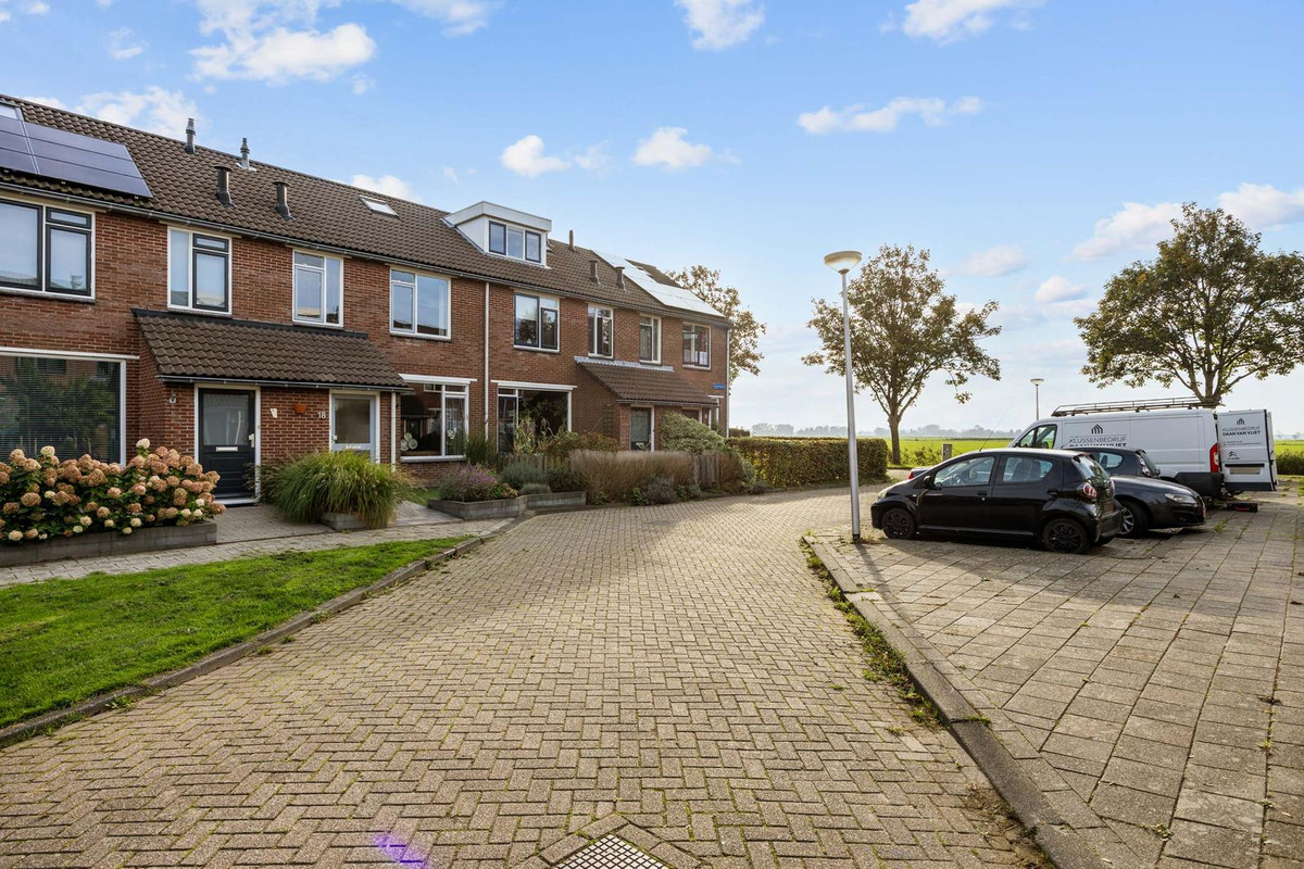 Tussenwoning te koop: De Acacia 18, Bedum