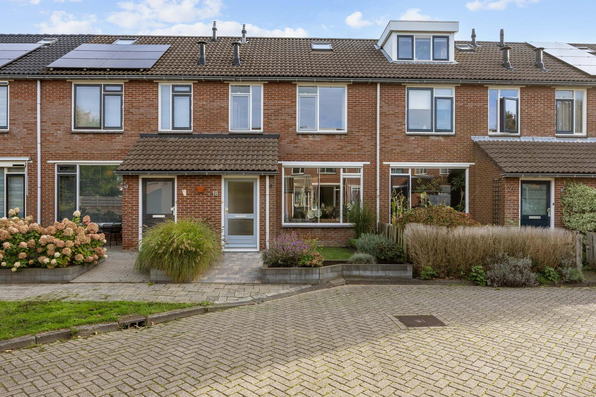 Tussenwoning te koop: De Acacia 18, Bedum