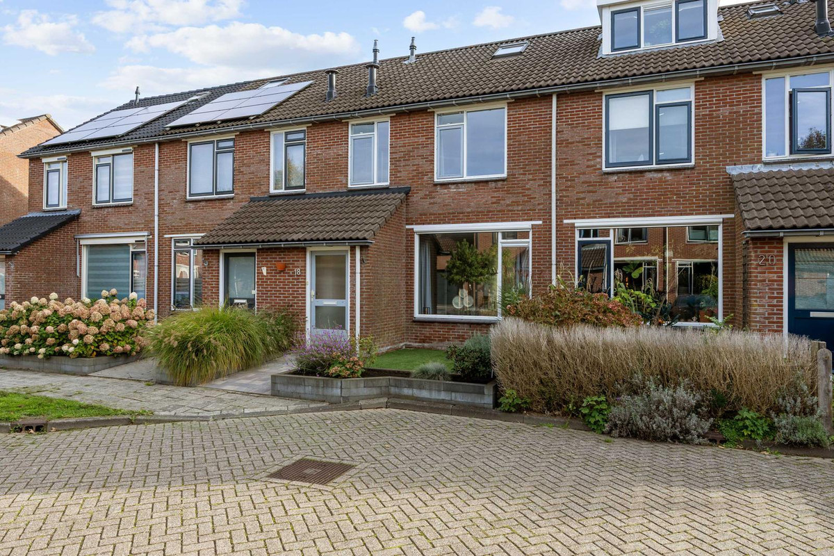 Tussenwoning te koop: De Acacia 18, Bedum