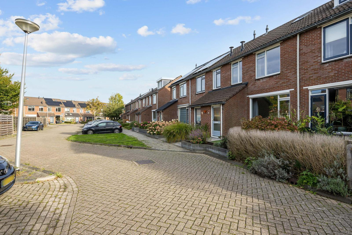 Tussenwoning te koop: De Acacia 18, Bedum