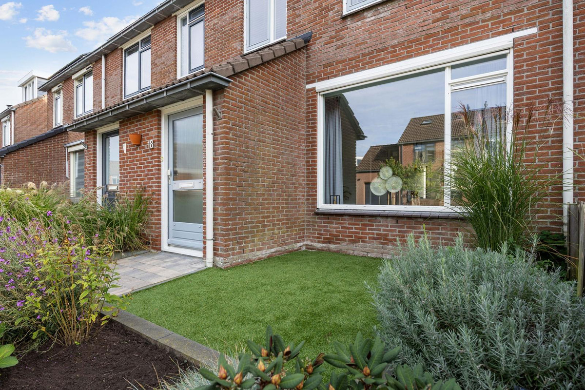 Tussenwoning te koop: De Acacia 18, Bedum
