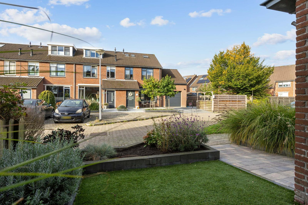 Tussenwoning te koop: De Acacia 18, Bedum