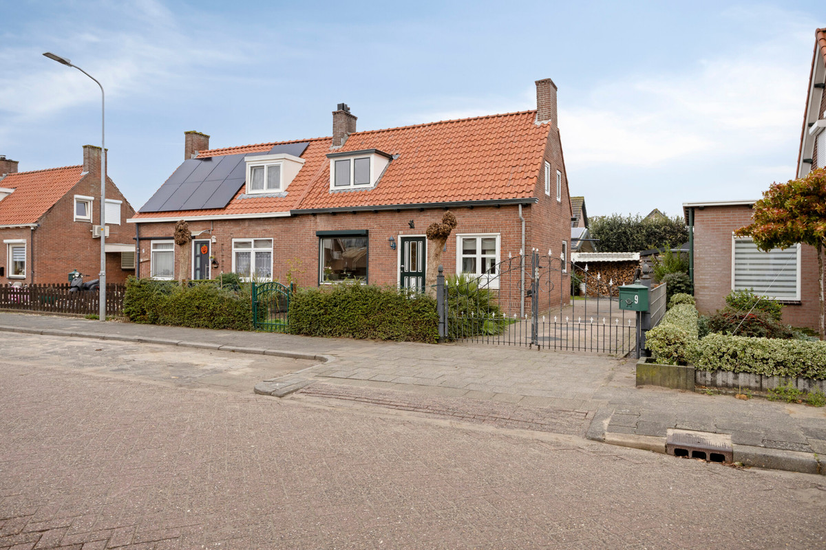 Twee-onder-één-kap te koop: A. van Drielstraat 9, Aalst
