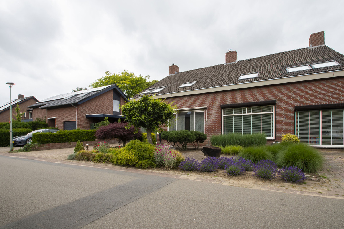 Twee-onder-één-kap te koop: Holstraat 8B, Buggenum