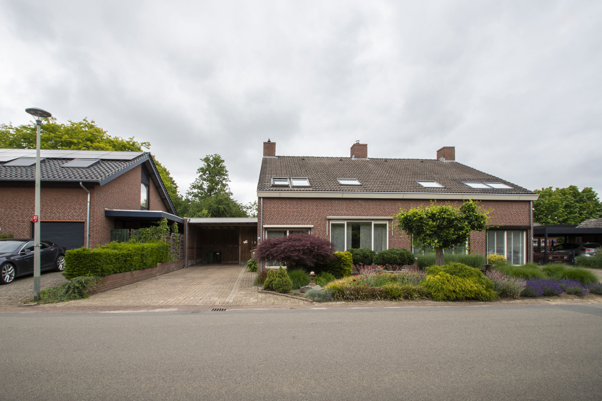 Twee-onder-één-kap te koop: Holstraat 8B, Buggenum