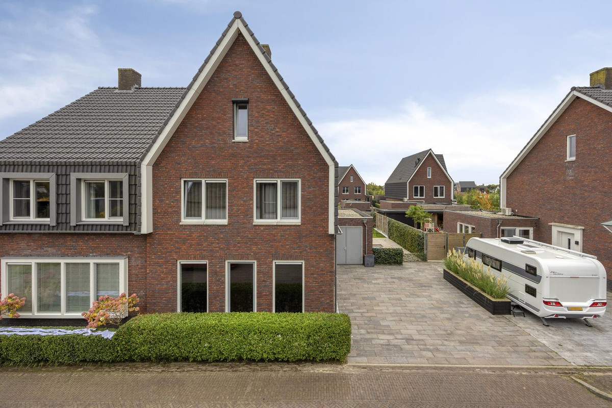 Twee-onder-één-kap te koop: Breedencamp 16, Ewijk