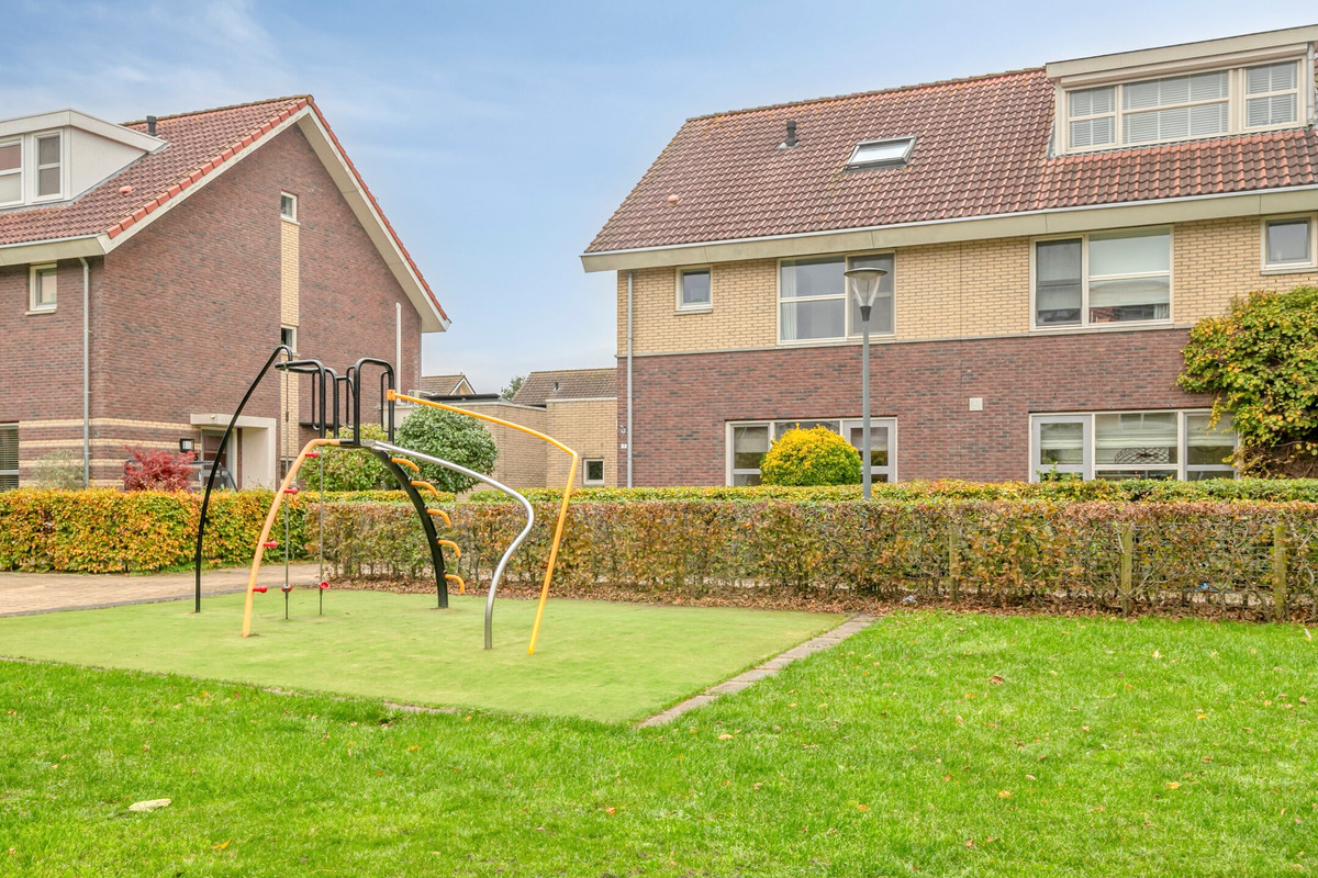 Twee-onder-één-kap te koop: Trompenburg 7, Zeewolde