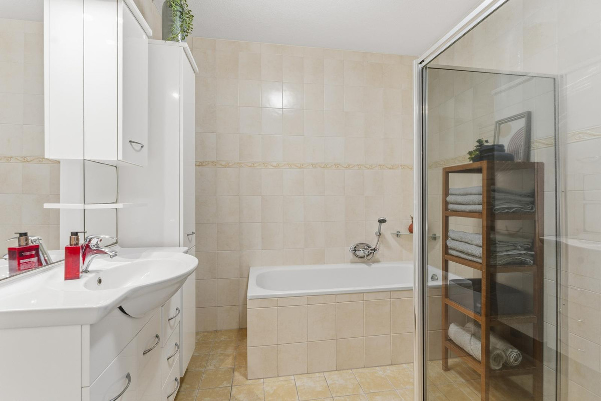 Tussenwoning te koop: Henk Sprengerweg 4, Almere