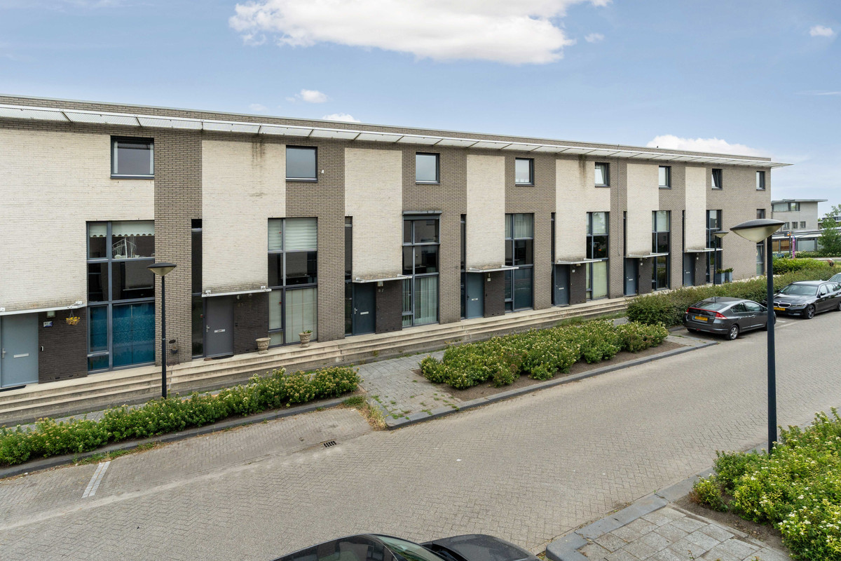 Tussenwoning te koop: Azorenweg 87, Almere