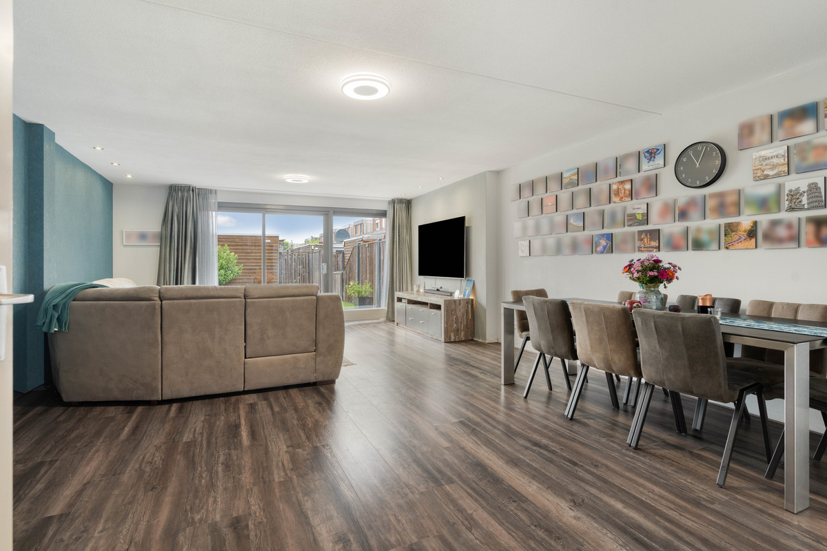 Tussenwoning te koop: Azorenweg 87, Almere
