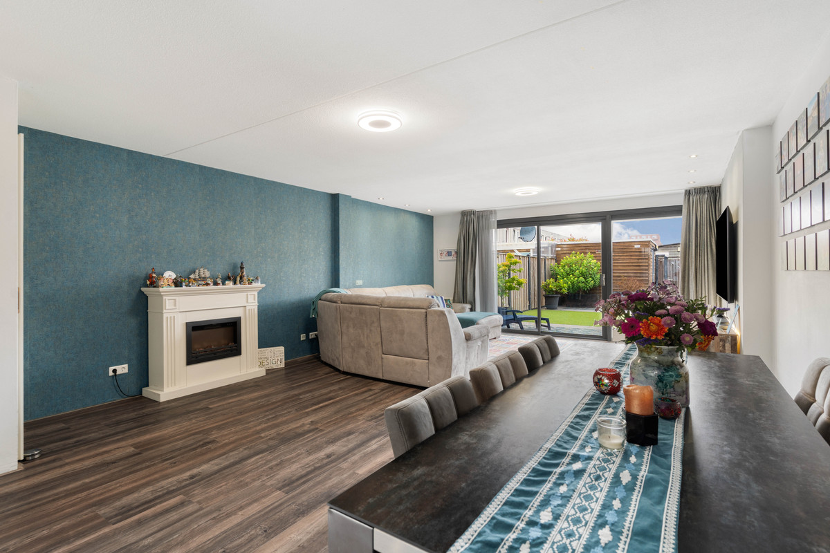 Tussenwoning te koop: Azorenweg 87, Almere