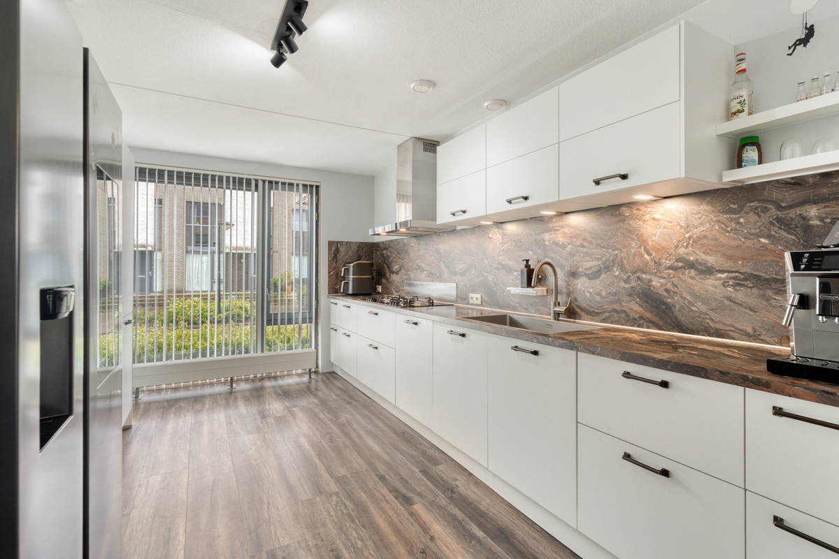 Tussenwoning te koop: Azorenweg 87, Almere