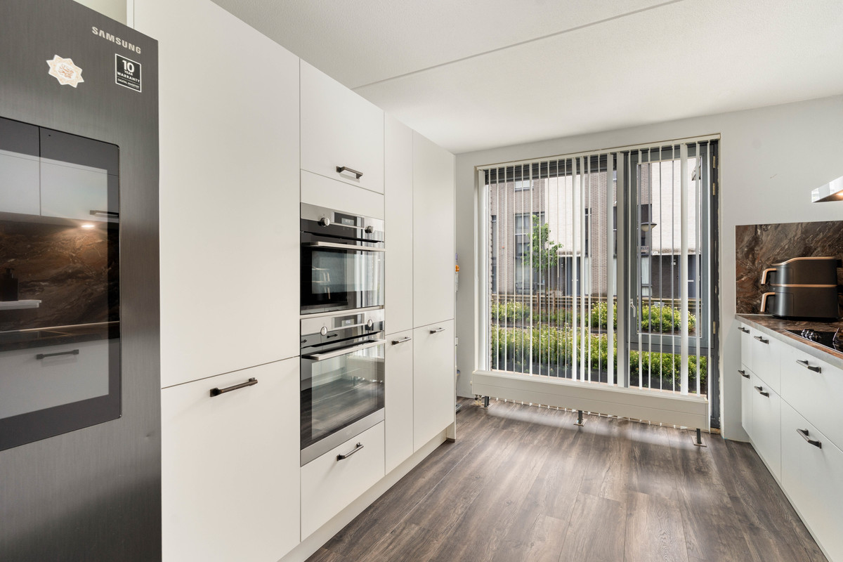 Tussenwoning te koop: Azorenweg 87, Almere
