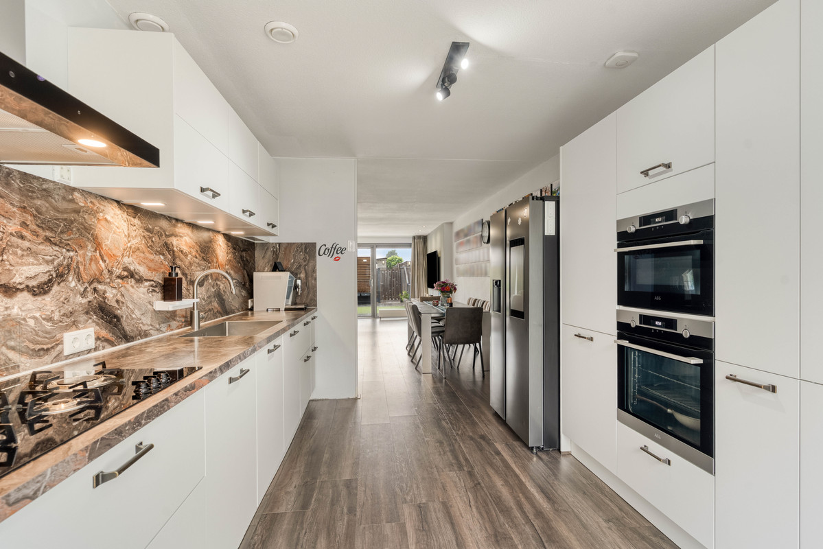 Tussenwoning te koop: Azorenweg 87, Almere