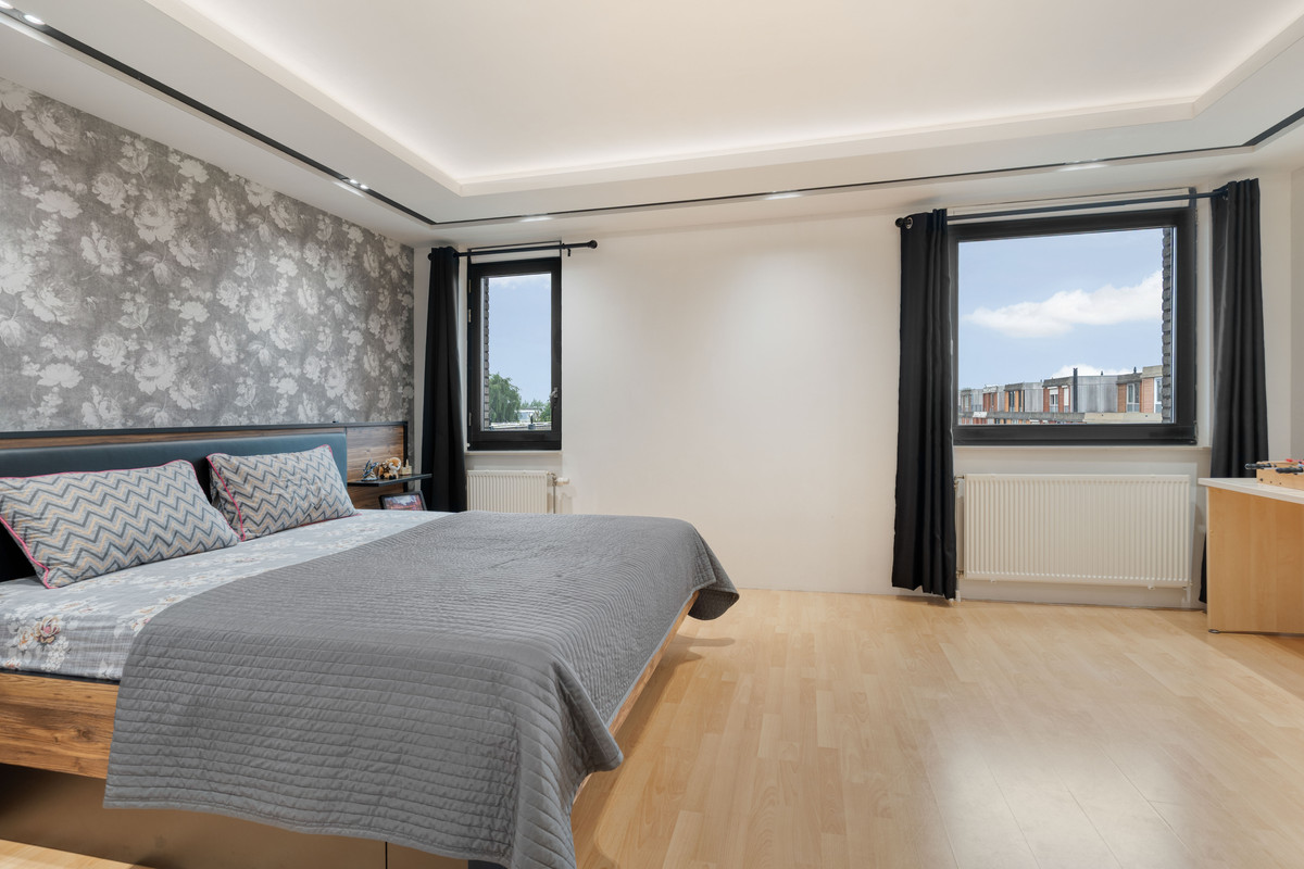Tussenwoning te koop: Azorenweg 87, Almere